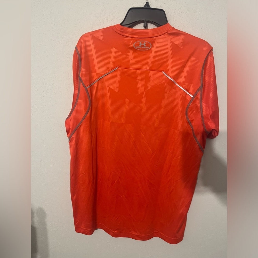Men’s Under Armour Athletic Shirt - Picture 4 of 4